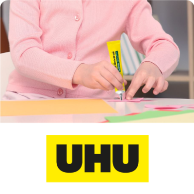 Persona pegando con pegamento UHU: adhesivo confiable para proyectos creativos, disponible en Americanas.